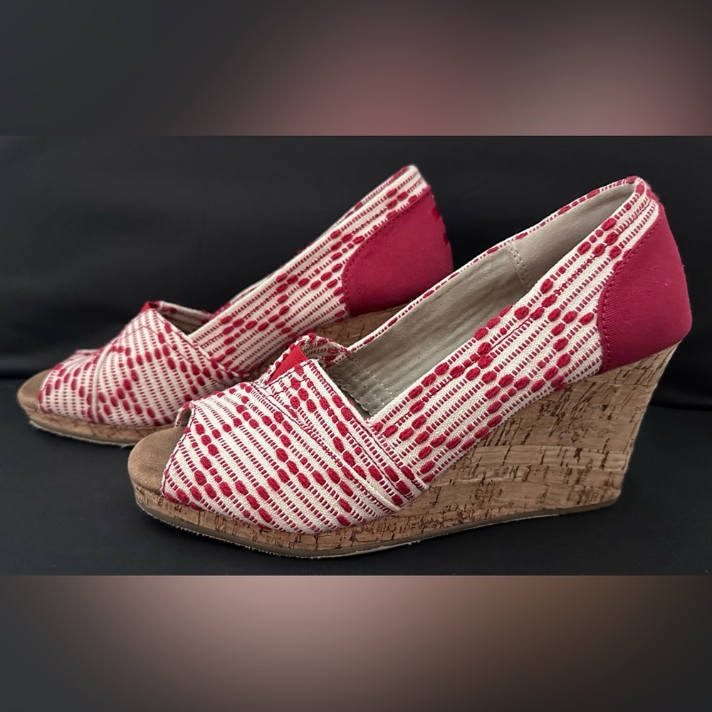 Toms Women's Size 7 classic cork Wedge Red  Canvas Espadrille Peep Toe Heel EUC